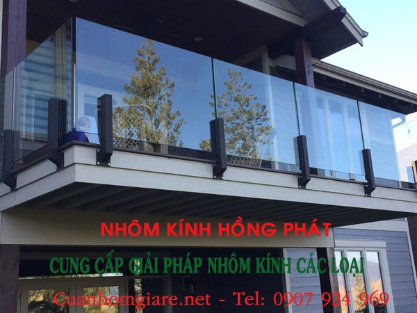 Lan can kính ban công đẹp: Xu hướng thiết kế hiện đại và sang trọng lancankinhbancongdep2 - Lan can kính ban công đẹp: Xu hướng thiết kế hiện đại và sang trọng