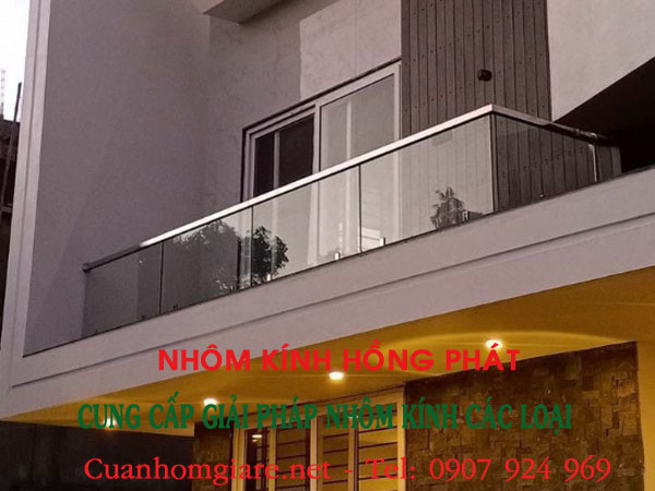 Lan can kính ban công đẹp: Xu hướng thiết kế hiện đại và sang trọng lancankinhbancongdep4 - Lan can kính ban công đẹp: Xu hướng thiết kế hiện đại và sang trọng