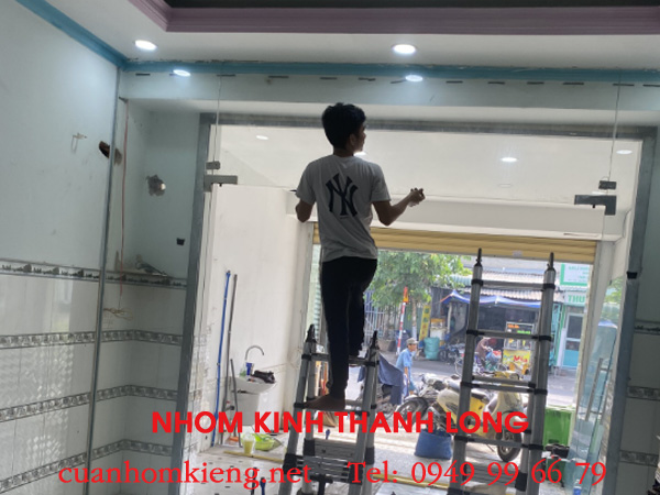 sua cua kinh binh thanh1 - Top 3 Tiệm Chuyên Sửa Cửa Kính Bình Thạnh Tại Nhà: Giá Cả & Chất Lượng