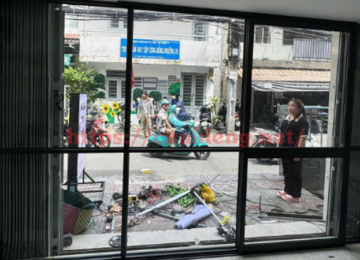 suacuanhomkinhquan2 360x260 - CẤP TỐC: Dịch vụ sửa cửa nhôm kính Quận 2 Tphcm tại nhà SIÊU TỐC (Chỉ 15 Phút Có Mặt!).