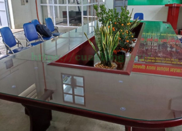 cat kinh mat ban go5 360x260 - 7 Bí mật giúp bạn cắt kính mặt bàn gỗ giá rẻ tại nhà tiết kiệm 35% chi phí.